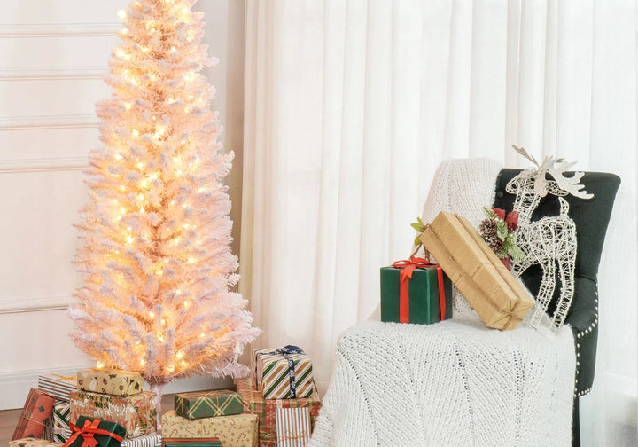 Roze slanke kerstboom met warm licht