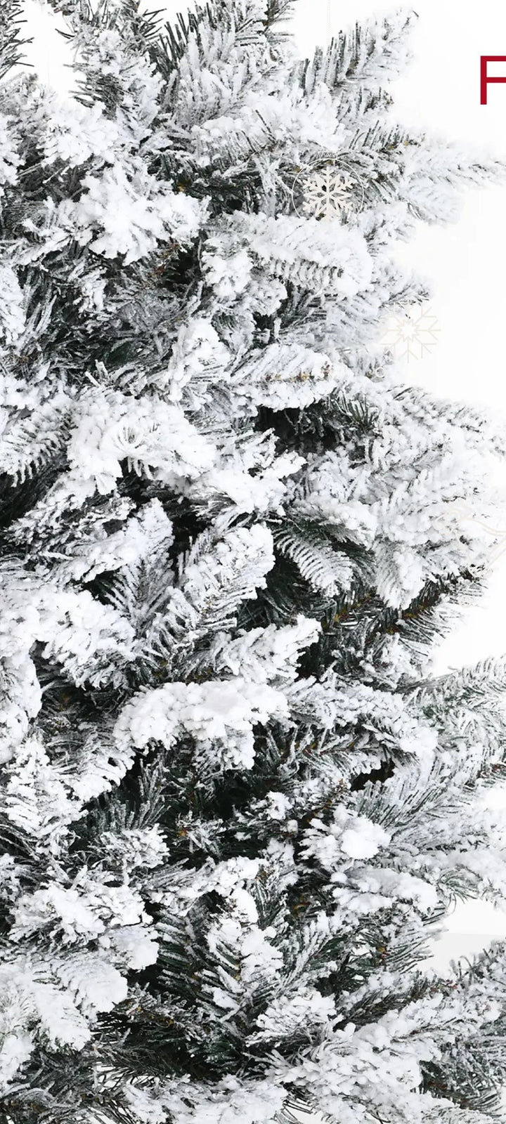 Grote besneeuwde ceder-kerstboom