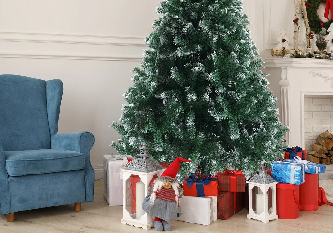 Lichtgroene kerstboom met witte punten