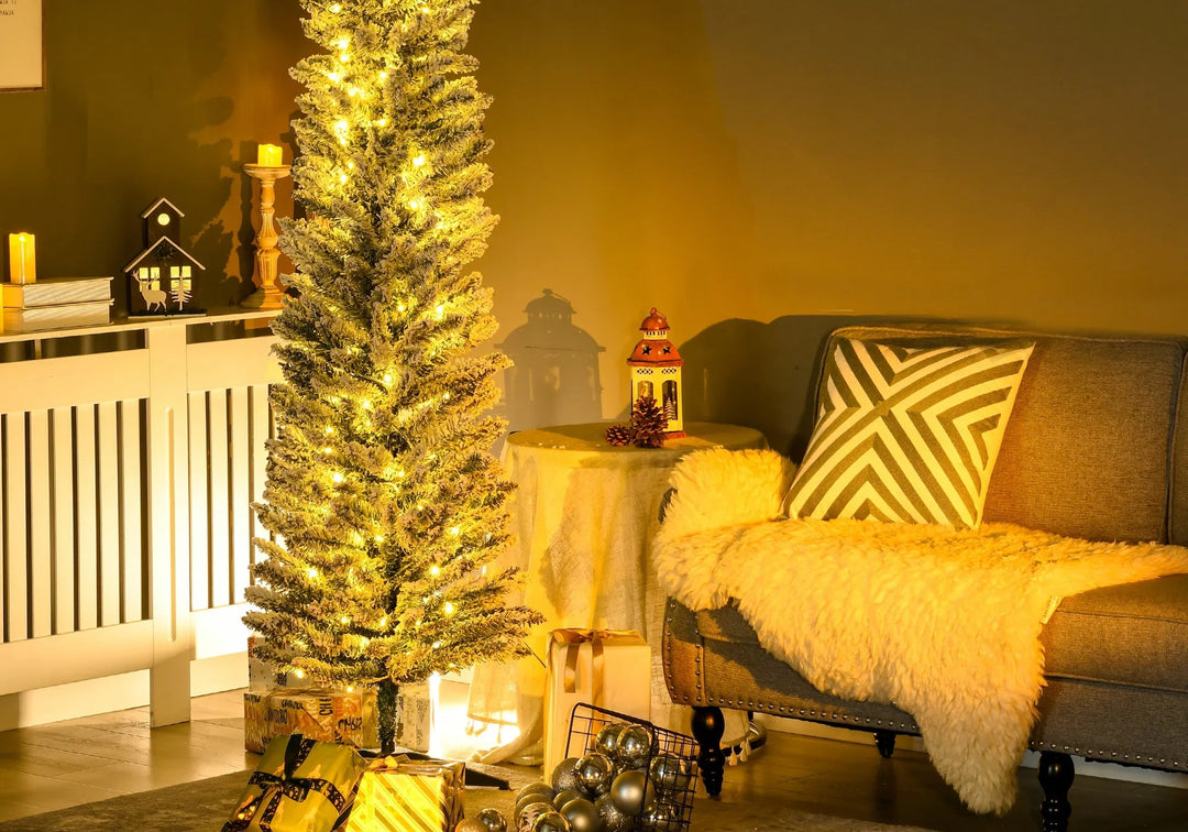 Slanke groene kerstboom met warme lichtjes