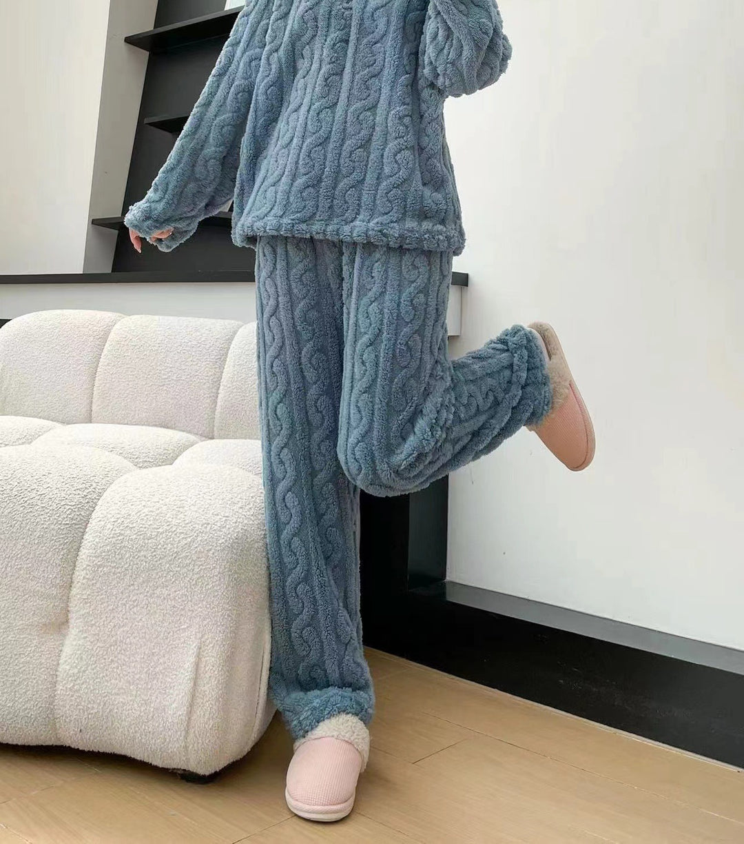 Vrouw in fleece pyjama met halve rits