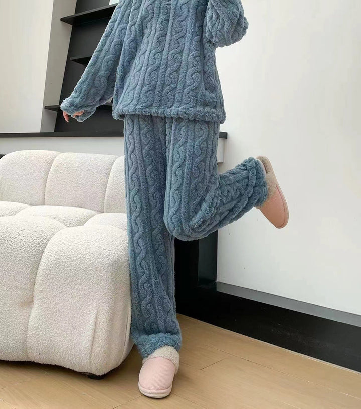 Vrouw in fleece pyjama met halve rits