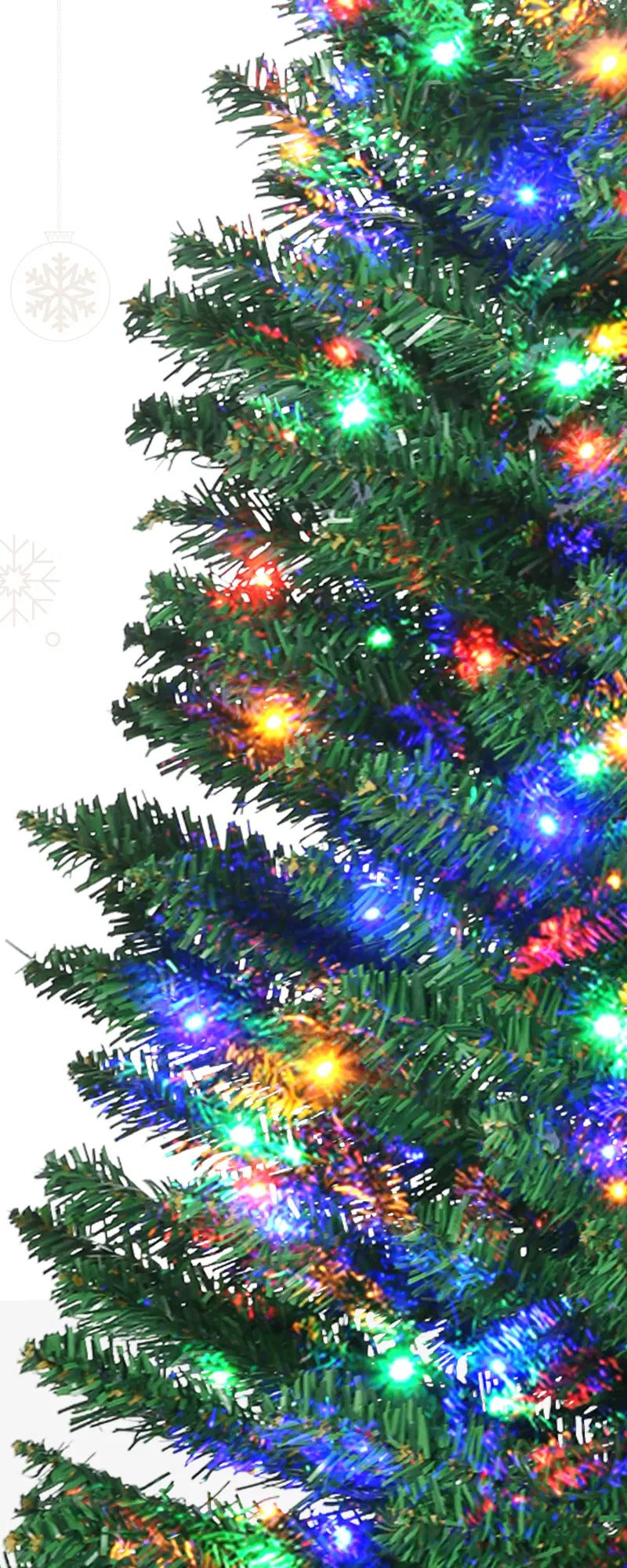 Groene smalle kerstboom met gekleurde lampjes