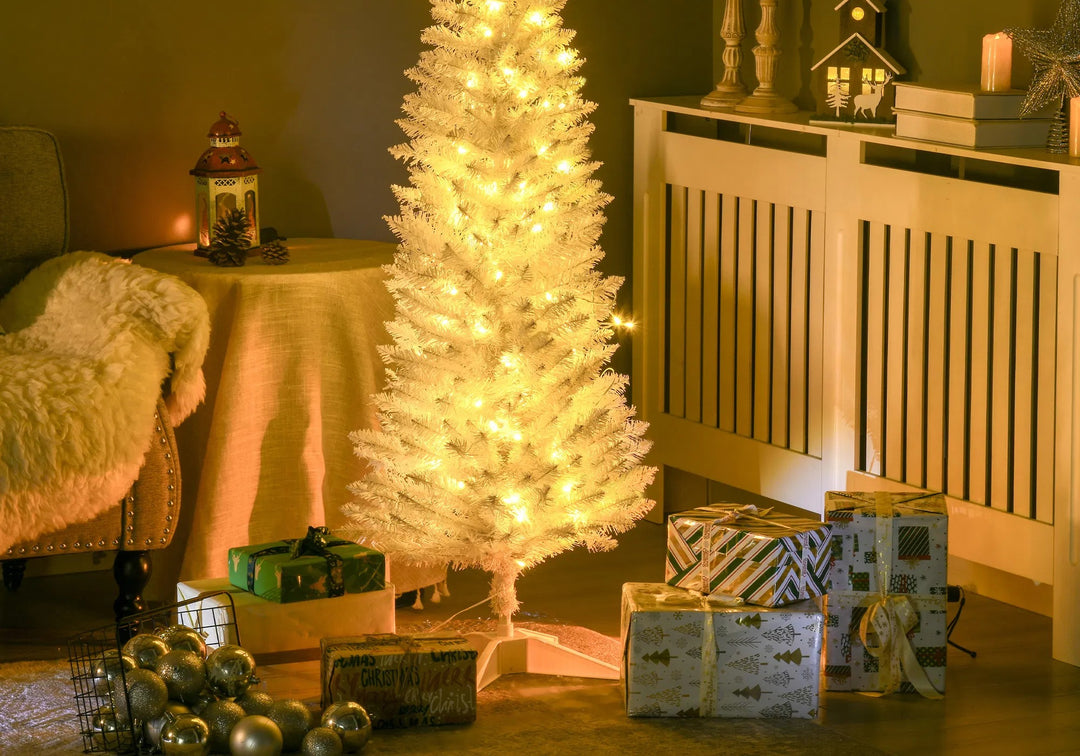 Kleine witte kerstboom met lichtjes