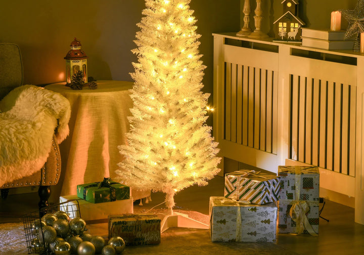 Kleine witte kerstboom met lichtjes