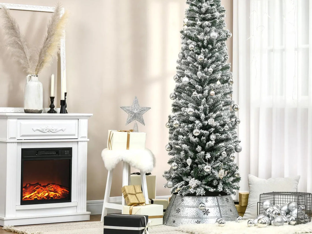 Hoge smalle besneeuwde kerstboom