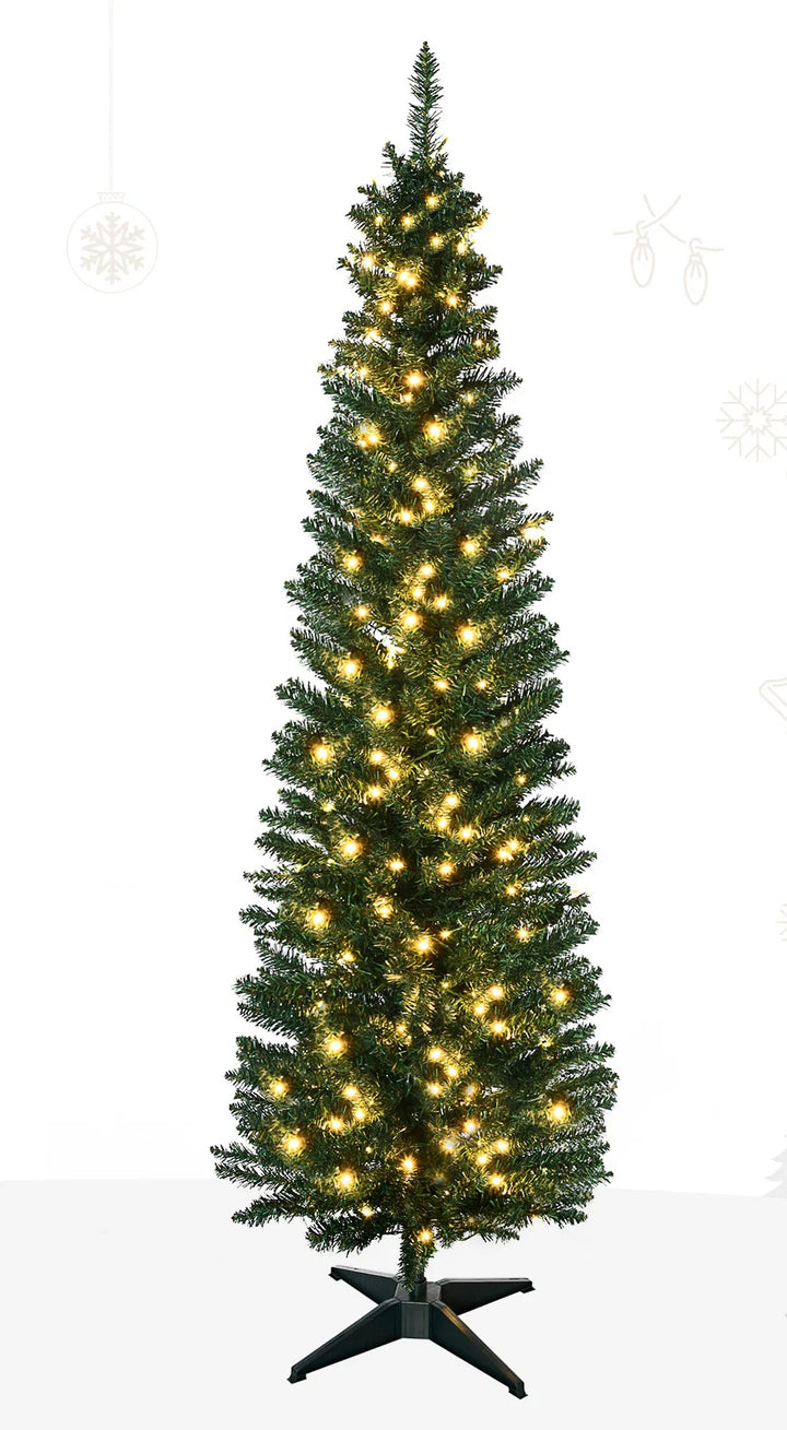 Slanke groene kerstboom met warmwitte lampjes