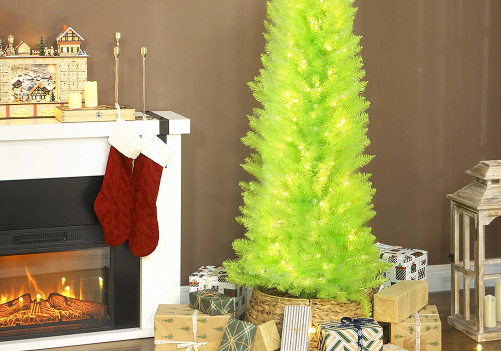 Limoengroene kerstboom met gebogen top en rode bal