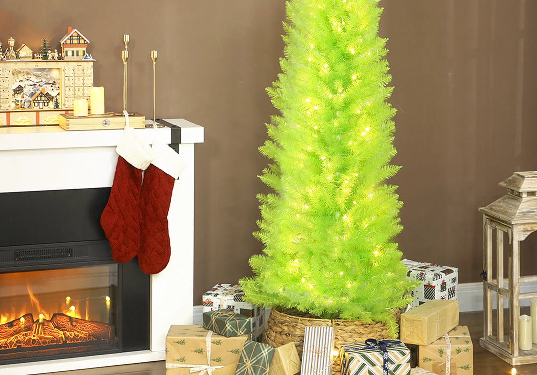 Limoengroene kerstboom met gebogen top en rode bal