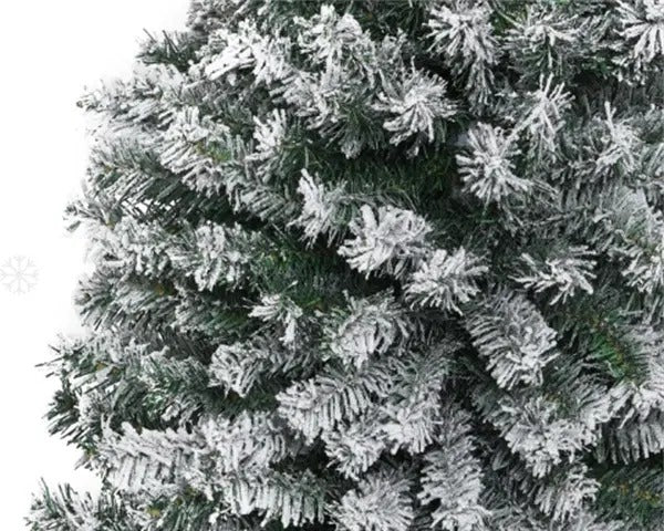 Besneeuwde slanke kerstboom zonder verlichting