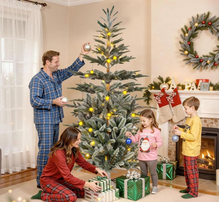Natuurlijke kerstboom met lichte sneeuw