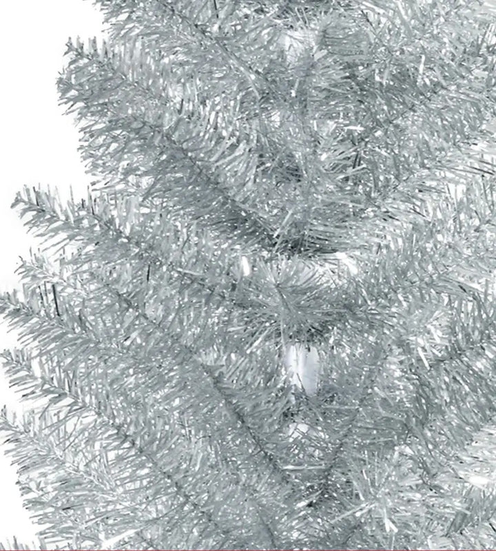 Zilveren slanke kerstboom zonder lampjes