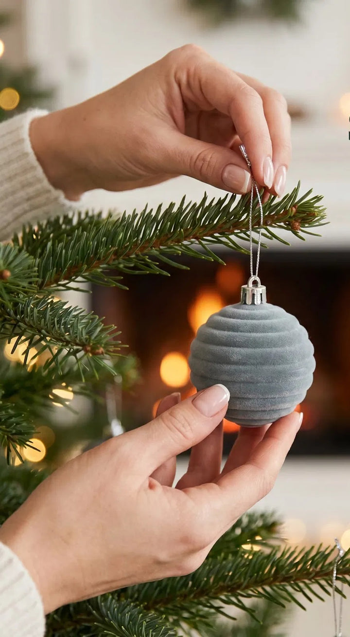Twaalf grijze fluwelen kerstballen met reliëf