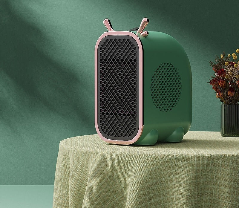 Mini ventilatorkachel met oortjes op bureau