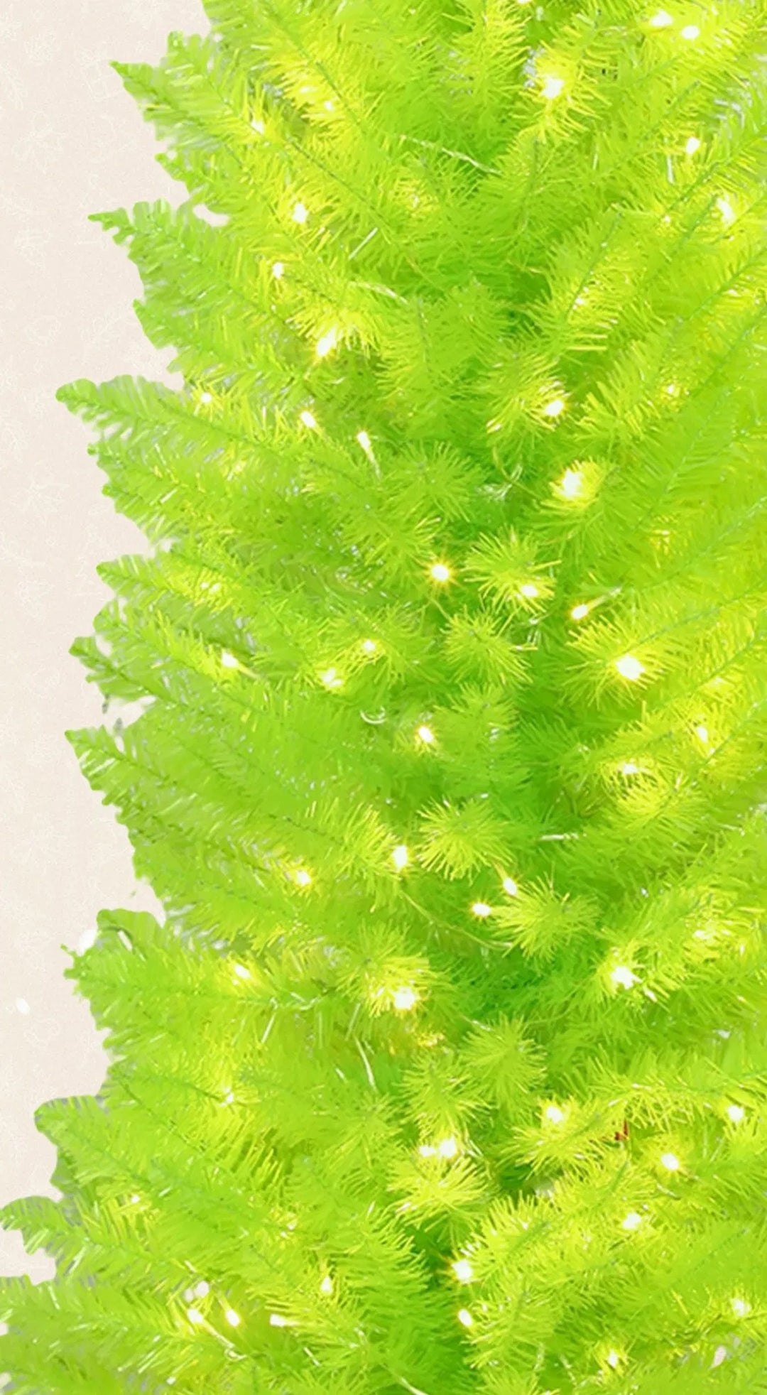 Limoengroene kerstboom met gebogen top en rode bal