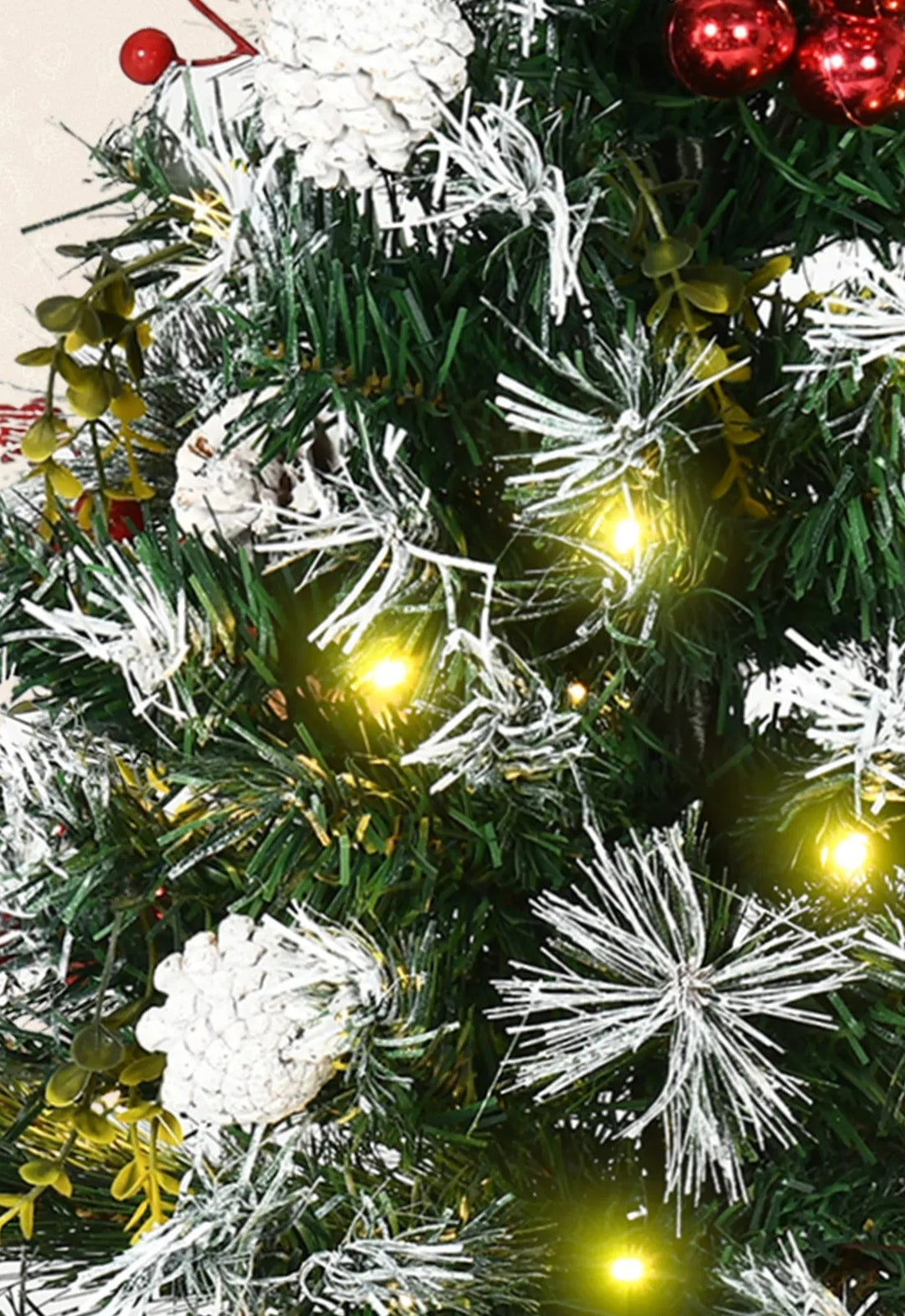 Twee kleine kerstboompjes met versiering
