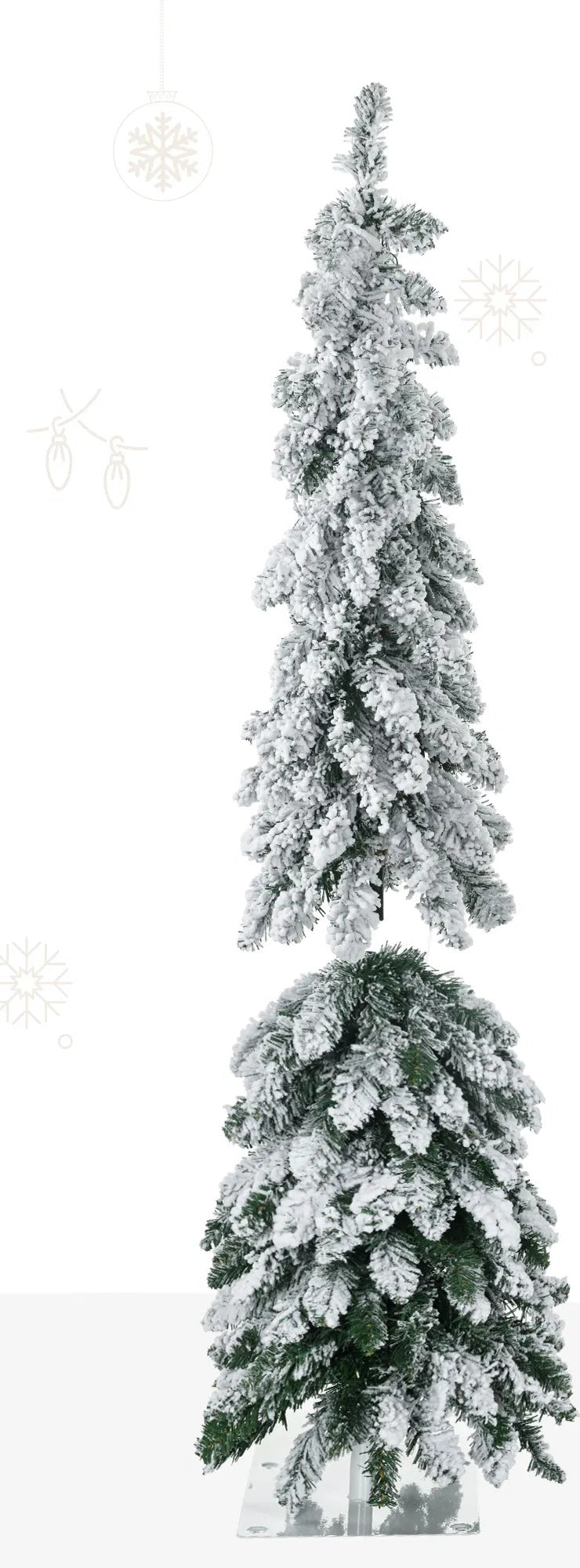 Kleine smalle besneeuwde kerstboom met lichtjes