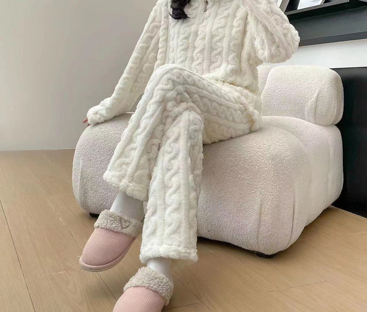 Vrouw in fleece pyjama met halve rits
