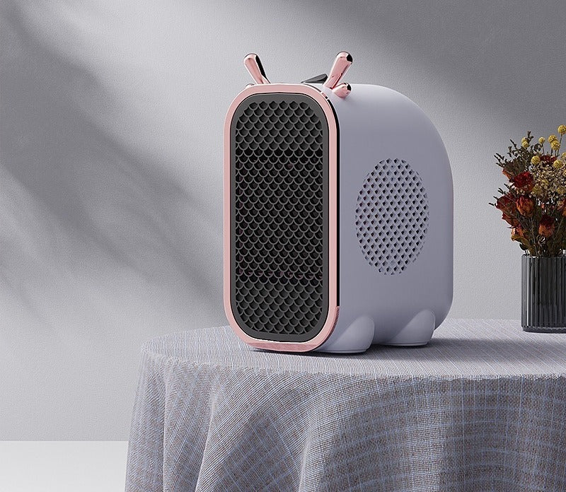 Mini ventilatorkachel met oortjes op bureau