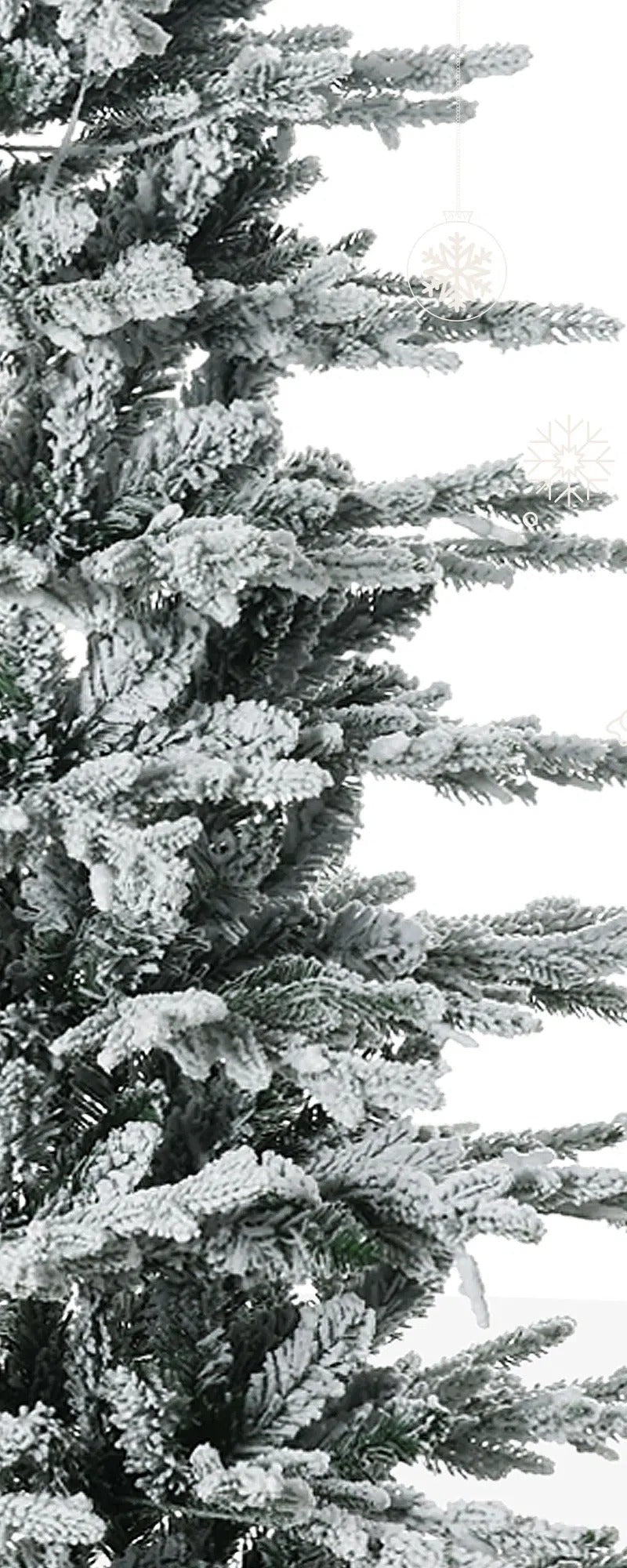 Grote besneeuwde kerstboom met heldere lampjes