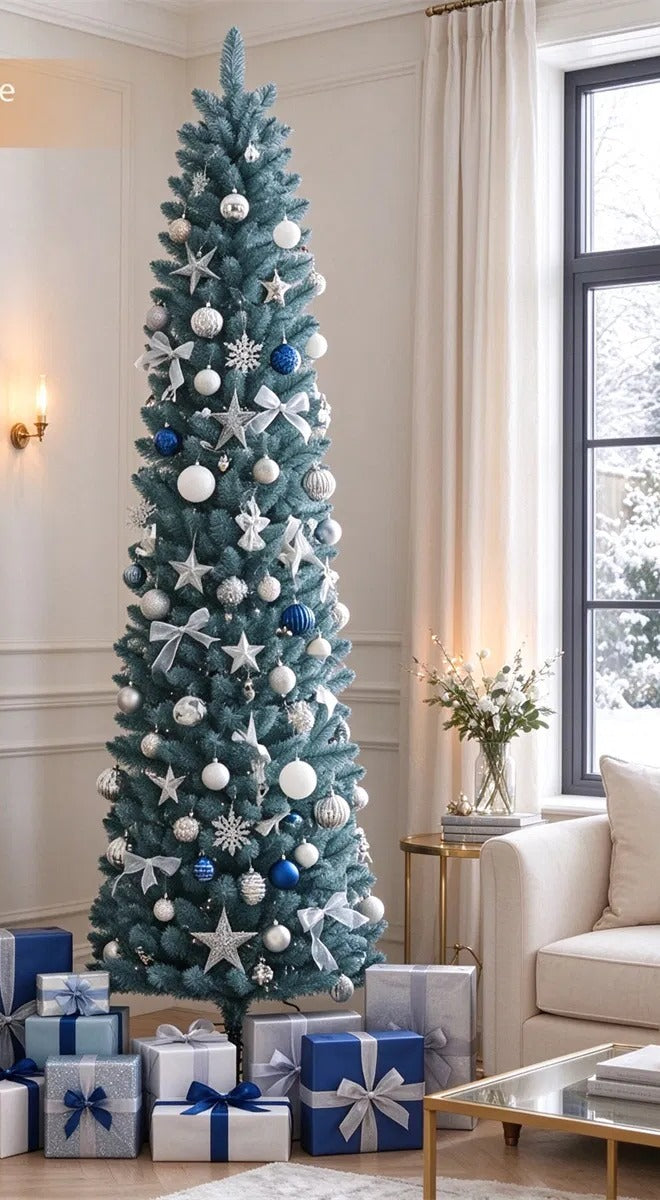 Smalle berijpte kerstboom in zilvergroen