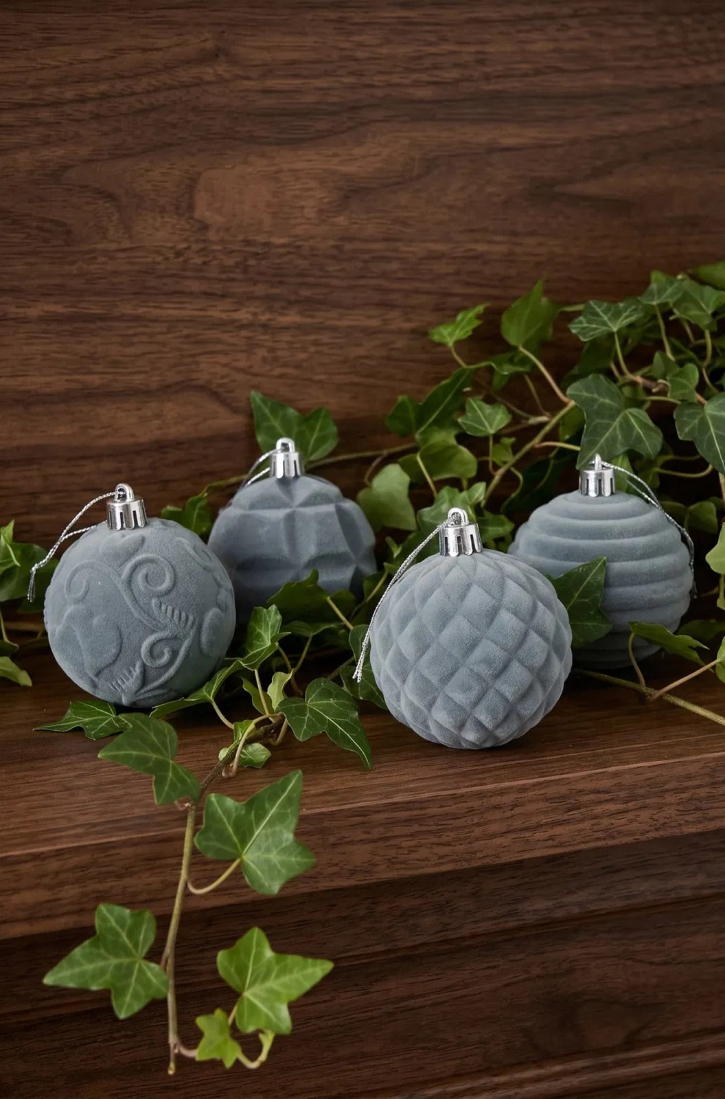Twaalf grijze fluwelen kerstballen met reliëf