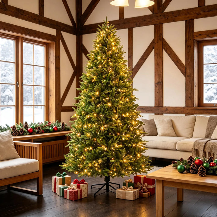 Groene kerstboom met tweekleurige verlichting