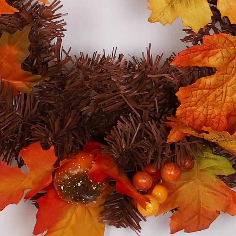 Herfstslinger met oranje esdoornbladeren op schouw