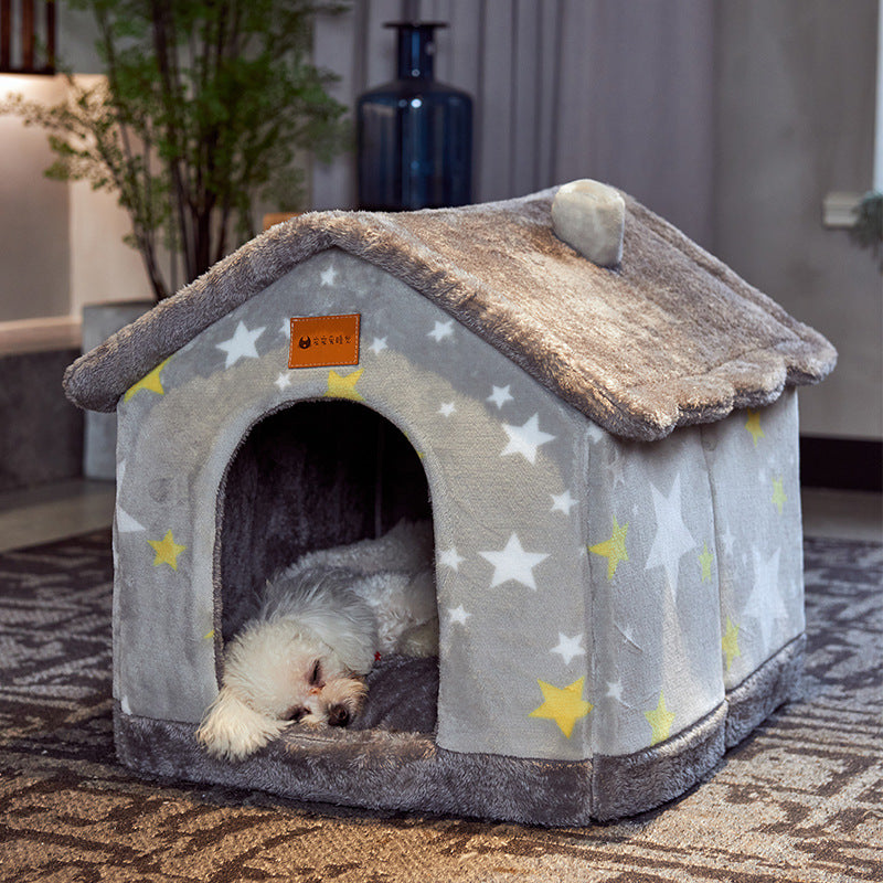 Kat kijkt uit een grijs pluche kattenhuisje
