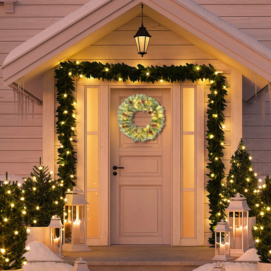 Twee verlichte kerstkransen met besjes