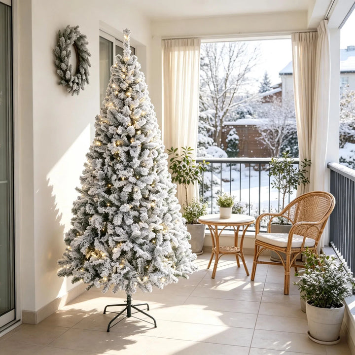 Besneeuwde Fraser fir met lichtjes