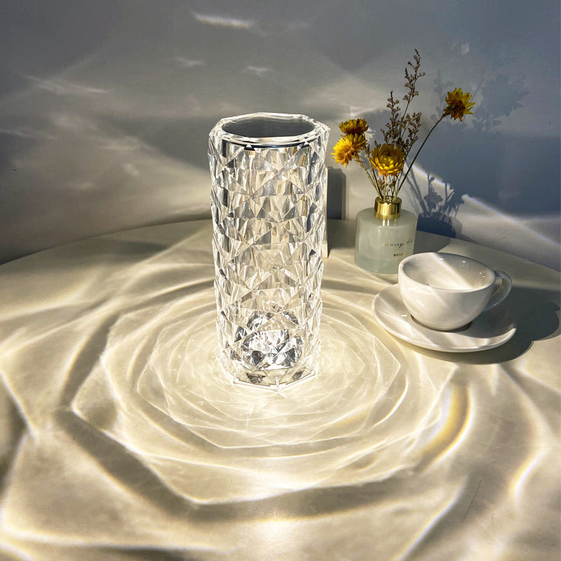 Kristallen rozenlamp die rozen op de muur projecteert
