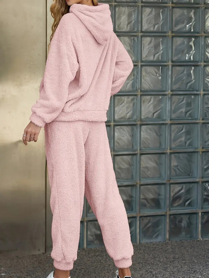 Vrouw in pluche huispak met capuchon