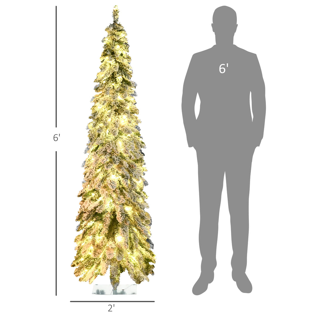Smalle besneeuwde kerstboom met kleurlichtjes