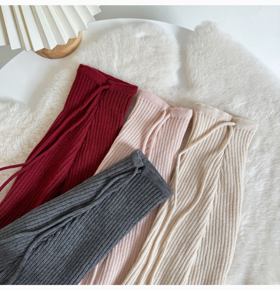 Geribde beenwarmers met strik over schoenen