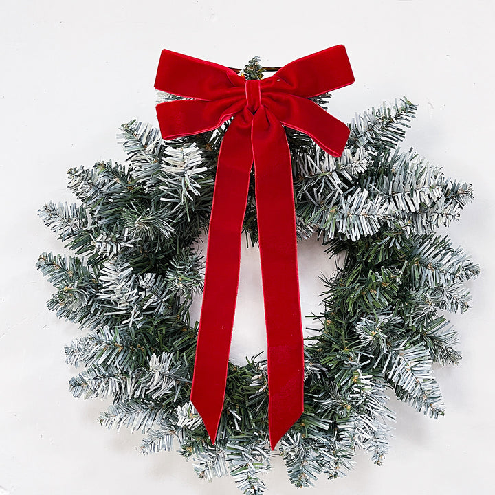 Rode fluwelen strik in de kerstboom