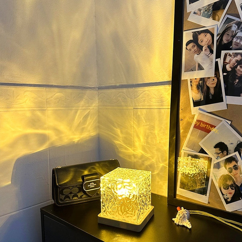 Kristallen lamp met waterrimpels op de muur