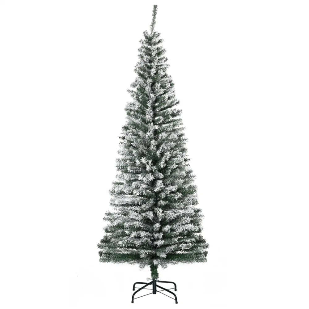 Besneeuwde slanke kerstboom zonder verlichting