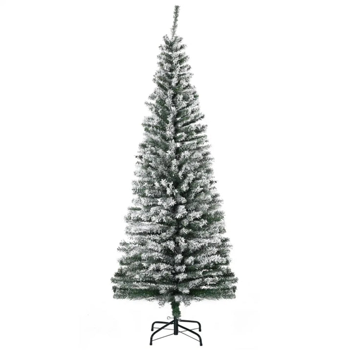 Besneeuwde slanke kerstboom zonder verlichting