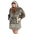 Persoon in oversized deken-hoodie met capuchon