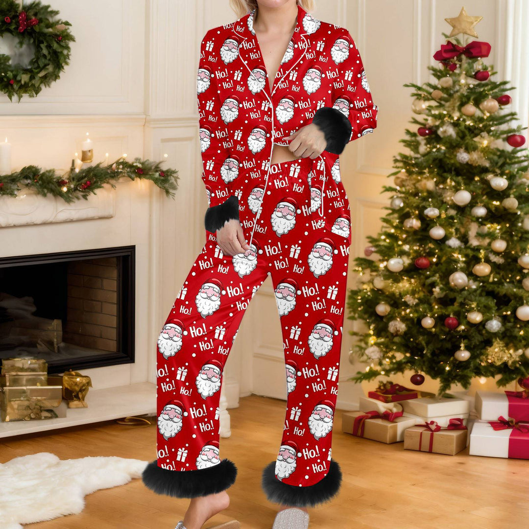 Vrouw in kerstpyjama met bontmanchetten