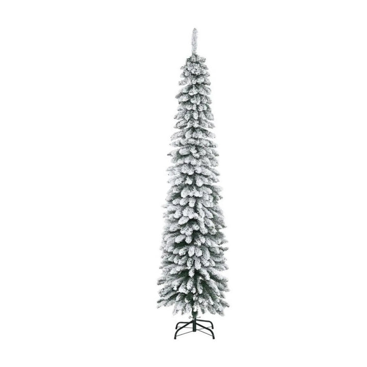 Smalle besneeuwde kerstboom zonder lichtjes