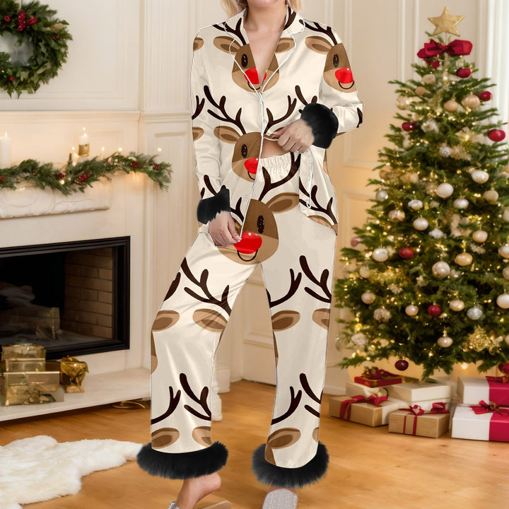 Vrouw in kerstpyjama met bontmanchetten