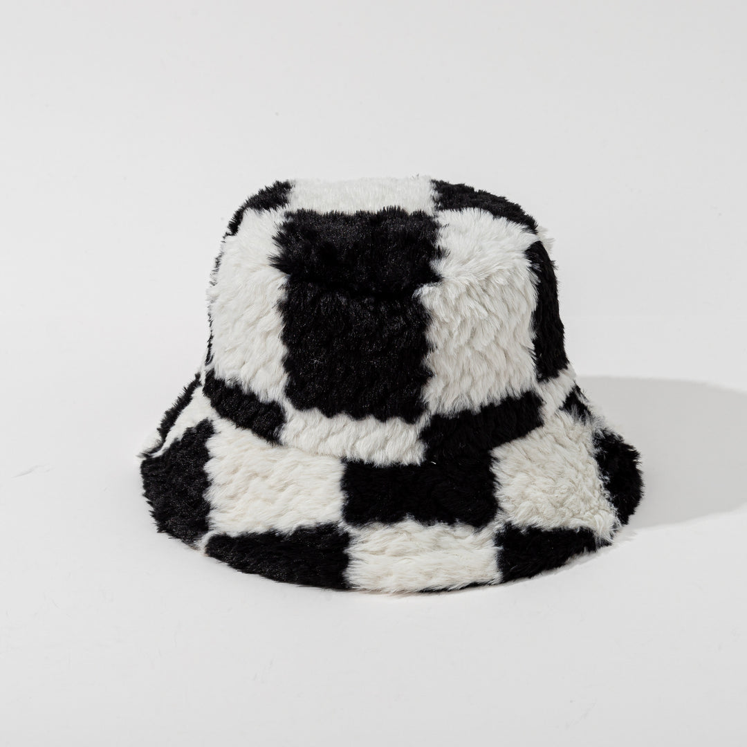 Pluizige bucket hat met dambordpatroon