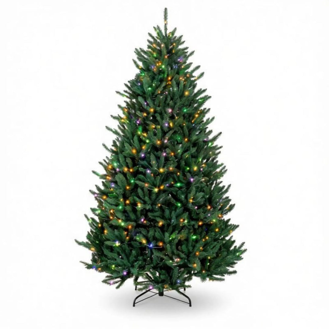 Volle kerstboom met gekleurde en warme lampjes