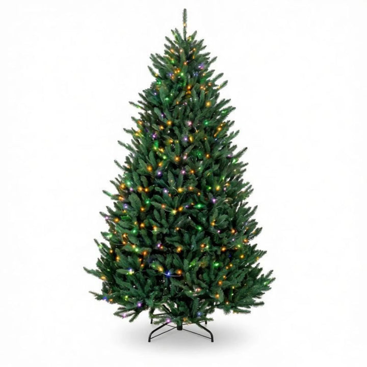 Volle kerstboom met gekleurde en warme lampjes