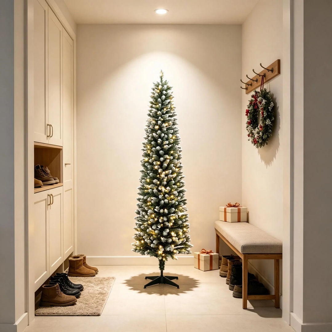 Smalle kerstboom met witte puntjes en lichtjes