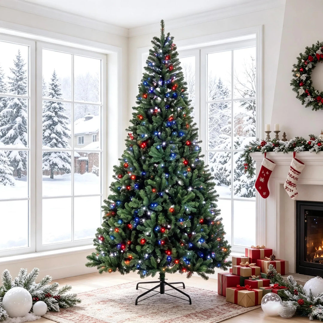 Grote kerstboom met kleurwisselende verlichting