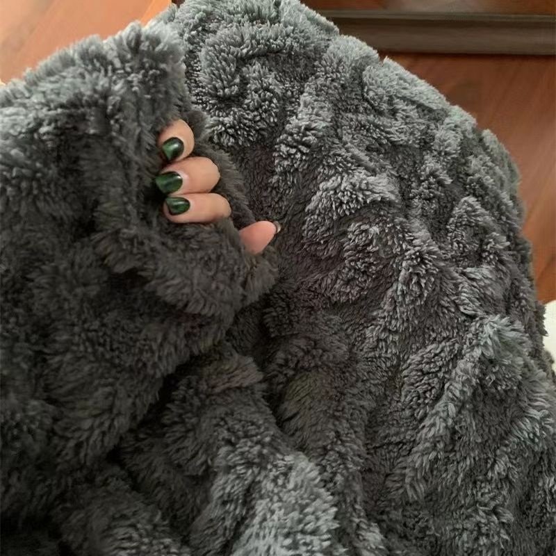 Vrouw in lange fleece nachtjapon
