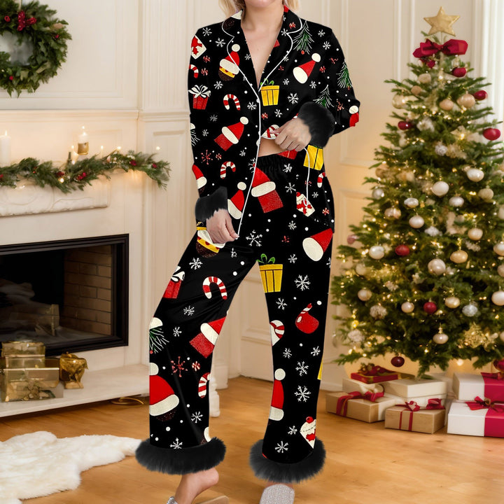 Vrouw in kerstpyjama met bontmanchetten